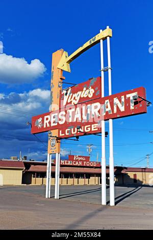 Virgie's Restaurant and Lounge am Straßenschild entlang der historischen Highway Route 66 in Gallop, New Mexico. Stockfoto