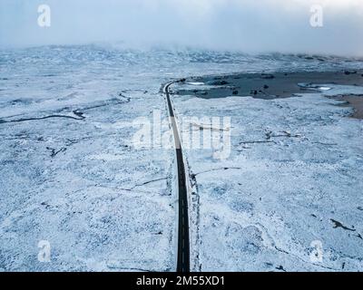 Glen Coe, Schottland, Großbritannien. 26. Dezember 2022 Luftaufnahme der Autobahn A82 durch ein schneebedecktes Rannoch Moor in der Nähe von Glen Coe. Am zweiten Weihnachtsfeiertag fiel in den schottischen Highlands schwerer Schnee auf höherem Boden. Iain Masterton/Alamy Live News Stockfoto