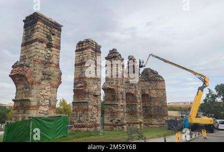 Teleskopausleger bei Roman Aqueduct Los Milagros, Merida, Spanien. Das Konzept der alten architektonisch erhaltenden Werke Stockfoto