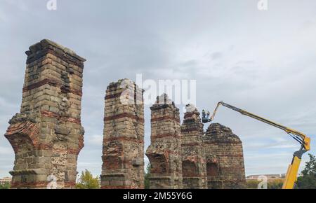 Teleskopausleger bei Roman Aqueduct Los Milagros, Merida, Spanien. Das Konzept der alten architektonisch erhaltenden Werke Stockfoto