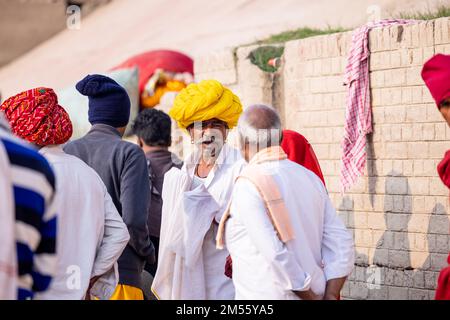 Varanasi, Indien - Nov: Porträt indischer Touristen, die an religiösen Aktivitäten in der Nähe des ganges Ghats in varanasi am Morgen teilnehmen. Stockfoto