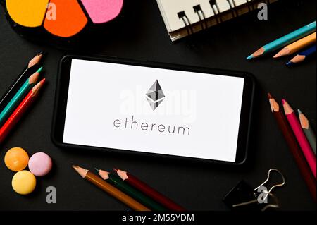 Polen. 17. Dezember 2022. In dieser Abbildung ist ein Ethereum-Logo auf einem Smartphone zu sehen. Kredit: SOPA Images Limited/Alamy Live News Stockfoto