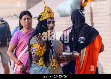 Varanasi, Indien - Nov: Porträt indischer Touristen, die an religiösen Aktivitäten in der Nähe des ganges Ghats in varanasi am Morgen teilnehmen. Stockfoto