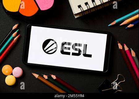 Polen. 17. Dezember 2022. In dieser Abbildung wird ein ESL-Logo auf einem Smartphone angezeigt. (Foto: Mateusz Slodkowski/SOPA Images/Sipa USA) Guthaben: SIPA USA/Alamy Live News Stockfoto