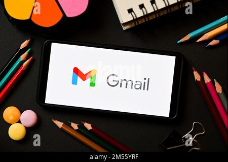 Polen. 17. Dezember 2022. In dieser Abbildung wird ein Google Gmail-Logo auf einem Smartphone angezeigt. (Foto: Mateusz Slodkowski/SOPA Images/Sipa USA) Guthaben: SIPA USA/Alamy Live News Stockfoto