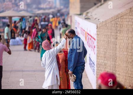Varanasi, Indien - Nov: Porträt indischer Touristen, die an religiösen Aktivitäten in der Nähe des ganges Ghats in varanasi am Morgen teilnehmen. Stockfoto
