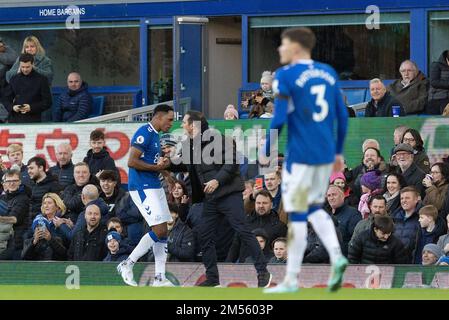 Liverpool, Großbritannien. 26. Dezember 2022. Yerry Mina #13 von Everton feiert seine goa mit Frank Lampard Manager von Evertonl, um es während des Premier League-Spiels Everton gegen Wolverhampton Wanderers am 26. Dezember 2022 (Foto von Phil Bryan/News Images) in Liverpool, Großbritannien, am 12./26. Dezember 2022 in Liverpool, Großbritannien, auf 1-0 zu schaffen. (Foto: Phil Bryan/News Images/Sipa USA) Guthaben: SIPA USA/Alamy Live News Stockfoto