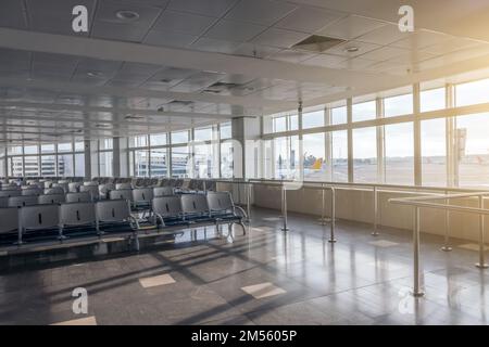 Leerer Wartebereich im Abflug-Lounge-Terminal am Flughafen neben den Flugsteigen Stockfoto