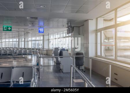 Leerer Wartebereich im Abflug-Lounge-Terminal am Flughafen neben den Flugsteigen Stockfoto