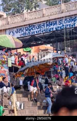 Varanasi, Indien - Nov: Porträt indischer Touristen, die an religiösen Aktivitäten in der Nähe des ganges Ghats in varanasi am Morgen teilnehmen. Stockfoto