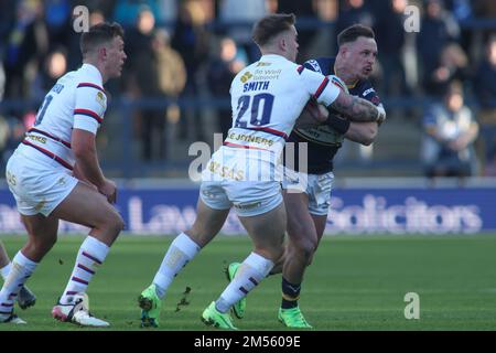 Leeds, Großbritannien. 26. Dezember 2022. Headingley Stadium, St MichaelÕs Lane, Leeds, West Yorkshire, 26. Dezember 2022 The Wetherby Whaler Festive Challenge, Leeds Rhinos gegen Wakefield Trinity James Donaldson von Leeds Rhinos, angegriffen von Morgan Smith von Wakefield Trinity Credit: Touchlinepics/Alamy Live News Stockfoto