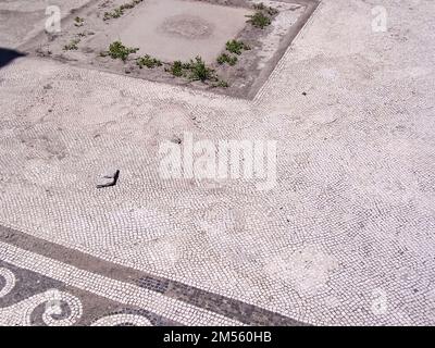 Mosaikfliesenboden aus Tausenden von tessari in einer Villa in Pompeji, Italien Stockfoto