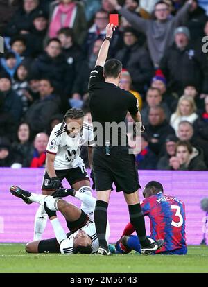 Schiedsrichter Andrew Madley (Mitte) zeigt eine rote Karte an Tyrick Mitchell vom Crystal Palace (rechts) für ein schweres Foul-Spiel während des Premier League-Spiels im Selhurst Park, London. Foto: Montag, 26. Dezember 2022. Stockfoto