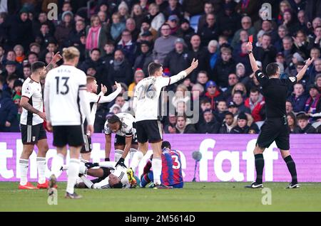 Schiedsrichter Andrew Madley (rechts) zeigt Tyrick Mitchell vom Crystal Palace eine rote Karte für ein schweres Foul-Spiel während des Premier League-Spiels im Selhurst Park, London. Foto: Montag, 26. Dezember 2022. Stockfoto