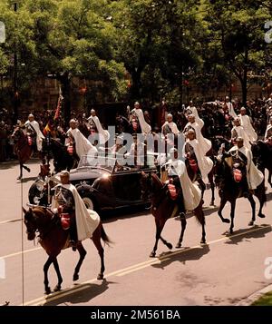 FRANCO EN COCHE CON SU ESCOLTA - FOTO AÑOS 60. Ort: DESFILE MILITAR. MADRID. SPANIEN. FRANCISCO FRANCO BAHAMONDE (1892-1975). Stockfoto