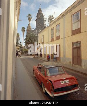 VISTA DE LA CATEDRAL DESDE UNA CALLE CON UN TRIUMPH HERALDROJO EM PRIMER TERMINO - FOTO AÑOS 60. Ort: CATEDRAL. SAN CRISTOBAL DE LA LAGUNA. TENERIFFA. SPANIEN. Stockfoto