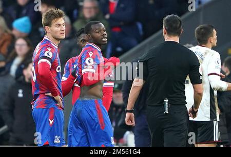 Tyrick Mitchell (Mitte) von Crystal Palace spricht den Schiedsrichter Andrew Madley (rechts) an, nachdem ihm während des Premier League-Spiels im Selhurst Park, London, eine rote Karte für ein schweres Verbrechen gezeigt wurde. Foto: Montag, 26. Dezember 2022. Stockfoto