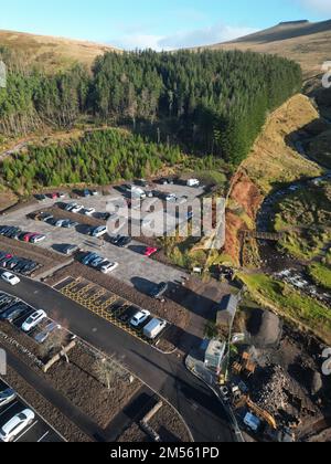 Pen-Y-Fan, Brecon Beacons, Wales – Montag, 26. Dezember 2022 – Luftaufnahme des neu erweiterten Parkplatzes am Pont ar DAF am Fuß des Pen-Y-Fan. Der vom National Trust erbaute Parkplatz bietet 200 zusätzliche Parkplätze für Besucher des Brecon Beacons Nationalparks. Pen-Y-Fan zieht jährlich über 350.000 Besucher an. Die Fertigstellung des neuen Standorts ist für Frühjahr 2023 vorgesehen. Foto Steven May/Alamy Live News. Stockfoto