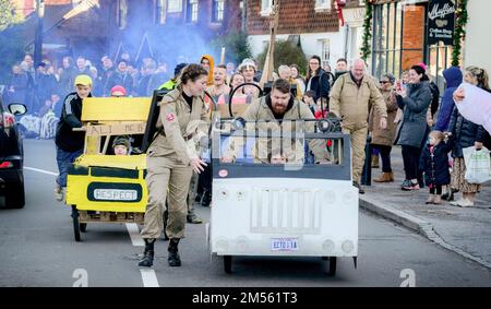 East Hoathly, Großbritannien. 26. Dezember 2022. Pram-Rennen am zweiten Weihnachtsfeiertag: Teams in einem schicken Kostümrennen durch das Dorf East Hoathly in East Sussex sammeln Spenden für lokale Wohltätigkeitsorganisationen. Die jährliche Veranstaltung beginnt und endet im Kings Head Pub im Zentrum des Dorfes. Kredit: Jim Holden/Alamy Live News Stockfoto