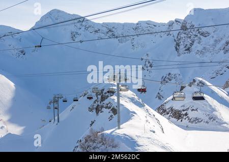 Skigebiet mit einer offenen Seilbahn mit Blick auf die schneebedeckten Täler und den Berg cirque Stockfoto