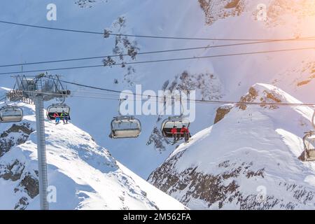 Skigebiet mit einer offenen Seilbahn mit Blick auf die schneebedeckten Täler und den Berg cirque Stockfoto