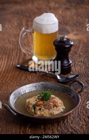 österreichische Suppe in einem Kupfertopf Stockfoto