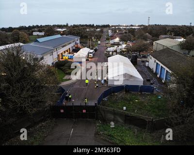Manston, Großbritannien. 07. November 2022. (HERAUSGEBERHINWEIS: Bild mit Drohne aufgenommen)Luftaufnahme eines Migrantenverarbeitungszentrums in Manston in Kent. Das Vereinigte Königreich durchlebt derzeit eine große Migrationskrise mit Rekordzahlen, die den Ärmelkanal von Calais nach Dover überqueren. Die Migranten werden im Bearbeitungszentrum von Manston behandelt, bevor sie in Hotelunterkünften im ganzen Land untergebracht werden. Kredit: SOPA Images Limited/Alamy Live News Stockfoto