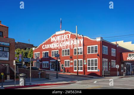 Monterey, CA, USA – 16. Dezember 2022: Straßenansicht des historischen Monterey Canning Company Building in Cannery Row in Monterey, Kalifornien. Stockfoto