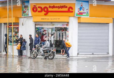 Gaza, Palästina. 26. Dezember 2022. Die Palästinenser stehen bei starkem Regen neben ihren Geschäften aufgrund eines Wintersturms, der den Gazastreifen in Gaza-Stadt heimsuchte. Kredit: SOPA Images Limited/Alamy Live News Stockfoto