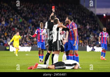 Schiedsrichter Andrew Madley zeigt James Tomkins im Crystal Palace (Mitte rechts) eine rote Karte nach einer zweiten gelben Karte während des Spiels der Premier League im Selhurst Park, London. Foto: Montag, 26. Dezember 2022. Stockfoto