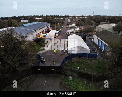 Manston, Großbritannien. 7. November 2022. (HERAUSGEBERHINWEIS: Bild mit Drohne aufgenommen).Luftaufnahme eines Manston-Arbeitsverarbeitungszentrums in Kent. Das Vereinigte Königreich durchlebt derzeit eine große Migrationskrise mit Rekordzahlen, die den Ärmelkanal von Calais nach Dover überqueren. Die Migranten werden im Bearbeitungszentrum von Manston behandelt, bevor sie in Hotelunterkünften im ganzen Land untergebracht werden. (Kreditbild: © Edward Crawford/SOPA Bilder über ZUMA Press Wire) Stockfoto