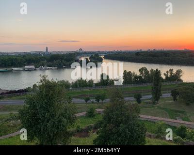Ein malerischer Blick auf den Zusammenfluss von Sava und Donau vom Kalemegdan Park bei Sonnenuntergang in Belgrad, Serbien Stockfoto