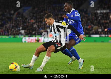 Leicester, Großbritannien. 26. Dezember 2022. Bruno Guimaraes von Newcastle United schützt den Ball während des Premier League-Spiels zwischen Leicester City und Newcastle United im King Power Stadium in Leicester am Montag, den 26. Dezember 2022. (Kredit: Jon Hobley | MI News) Kredit: MI News & Sport /Alamy Live News Stockfoto