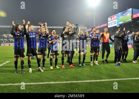 Die Spieler von Pisa feiern mit ihren Fans am Ende des Spiels während des Spiels SPAL gegen AC Pisa, italienischer Fußball der Serie B in Ferrara, Italien, am 26 2022. Dezember Stockfoto