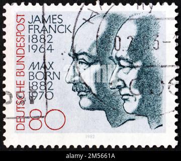 DEUTSCHLAND - CA. 1982: Ein in Deutschland gedruckter Stempel zeigt, dass James Franck (1882-1964) und Max Born (1882-1970), Nobelpreisphysiker, Quantum the entwickelt haben Stockfoto