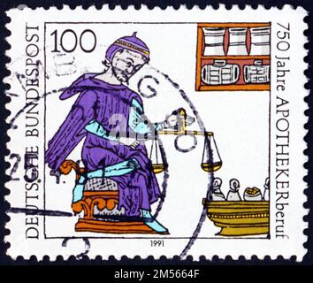 DEUTSCHLAND - CIRCA 1991: Ein in Deutschland gedruckter Stempel zeigt Apotheker, Miniatur aus dem französischen Code des 13. Jahrhunderts, 750. Jahrestag der Verkündung von Pharm Stockfoto