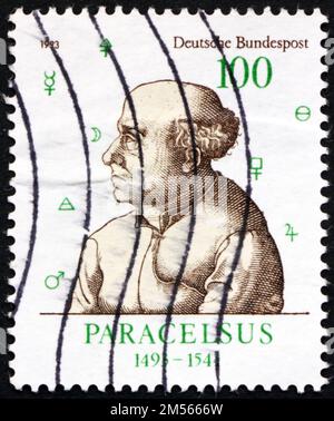 DEUTSCHLAND - CA. 1993: Ein in Deutschland gedruckter Stempel zeigt Paracelsus (1493-1541), war Schweizer Arzt, Alchemist, Laientheologe und Philosoph der Stockfoto