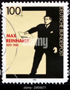 DEUTSCHLAND - CIRCA 1993: Ein in Deutschland gedruckter Stempel zeigt Max Reinhardt (1873-1943), ein in Österreich geborener Theater- und Filmregisseur, Intendant und Theater Stockfoto