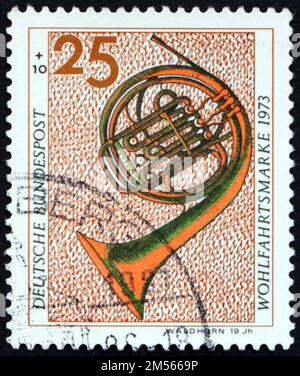 DEUTSCHLAND - CA. 1973: Ein in Deutschland gedruckter Stempel zeigt das Horn, 19. Jahrhundert, Musikinstrument, ca. 1973 Stockfoto