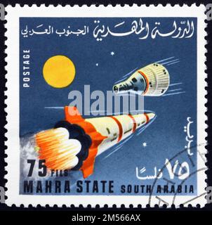 BUNDESSTAAT MAHRA - CA. 1967: Ein in Mahra Sultanate gedruckter Stempel zeigt Raketen- und Weltraumkapseln, Raketen und Raumfahrzeuge, Serie, ca. 1967 Stockfoto