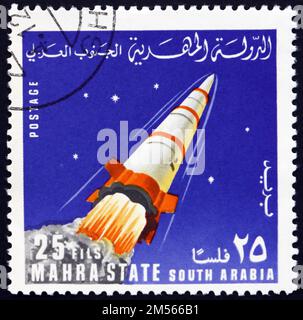 BUNDESSTAAT MAHRA - CIRCA 1967: Ein in Mahra Sultanate gedruckter Stempel zeigt Raketenabschüsse, Raketen und Raumfahrzeuge, Serie um 1967 Stockfoto