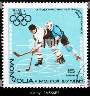 MONGOLEI - CA. 1967: Ein in der Mongolei gedruckter Stempel zeigt Eishockey, Olympische Winterspiele 10., Grenoble, Frankreich, ca. 1967 Stockfoto