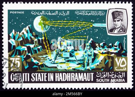 SÜDJEMEN - CIRCA 1967: Ein Stempel, der im südjemen im Staat Quaiti in Hadhramaut gedruckt wurde, zeigt Astronauten, LEM (Mondexkursionsmodul) auf dem Mond, ca. 1 Stockfoto