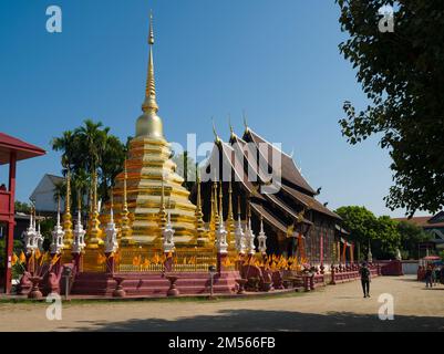 Chiang Mai, Thailand. 9. November 2022 Wat Phan Tao Tempel. Reisende, die Tempel besuchen. Stockfoto