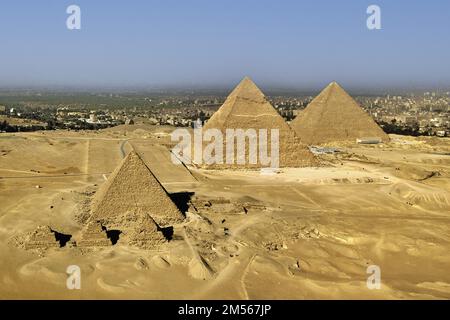Ägypten. Kairo. Gizeh (oder Gizeh) aus der Vogelperspektive im Westen der Stadt: Im Vordergrund befinden sich die drei Pyramiden der Königinnen von Mykerinos. Im Hintergrund Stockfoto