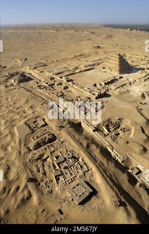 Ägypten. Luftaufnahme der Stätte der antiken Stadt Memphis: Die Nekropole Sakkara aus dem Südosten. Im Vordergrund, die Überreste des Ochs Stockfoto