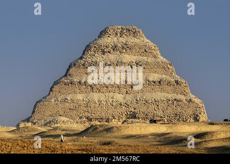 Ägypten. Luftaufnahme der Stätte der antiken Stadt Memphis: Die Nekropole von Sakkara. Die Pyramide von Djoser (3. Dynastie) Es wurde von den briten gebaut Stockfoto