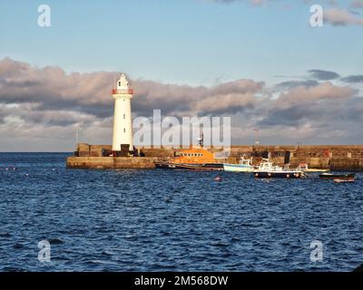 Donaghadee Hafen und Leuchtturm, Nordirland Stockfoto