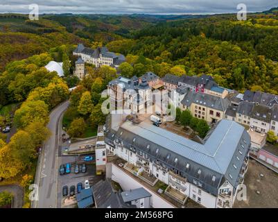 Luftdrohnenschuss in Wiltz Luxemburg. Blick auf ein Schloss am bewölkten Herbsttag in Wiltz Stockfoto