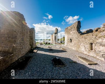 Der historische Abbey Graveyard in Donegal, der 1474 von Hugh O Donnell in der Grafschaft Donegal in Irland erbaut wurde. Stockfoto